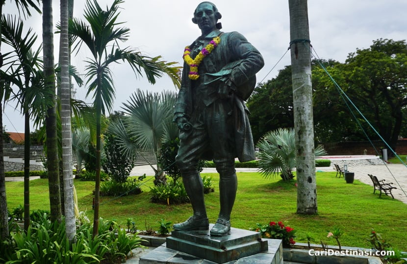 tugu francis light penang