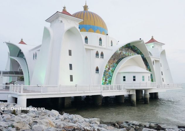 apa menarik di masjid selat melaka