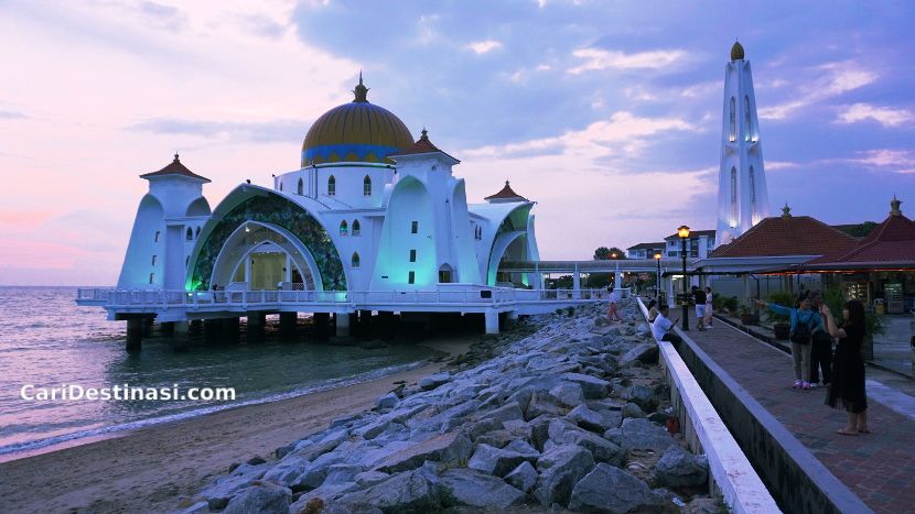 masjid selat melaka pulau melaka