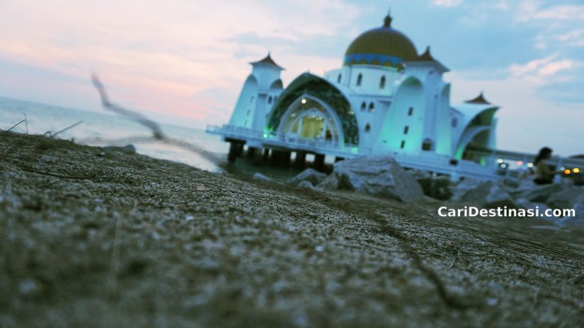 masjid terapung melaka menarik