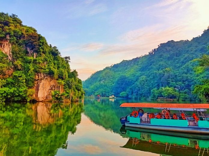 Tasik Cermin Gunung Lang