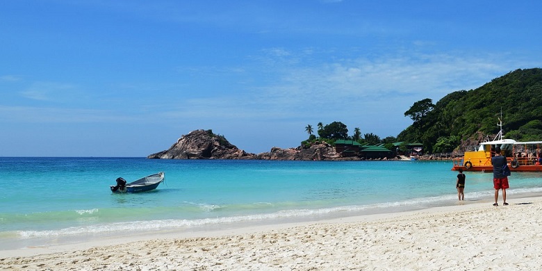 ermain bola sepak di tepi pantai