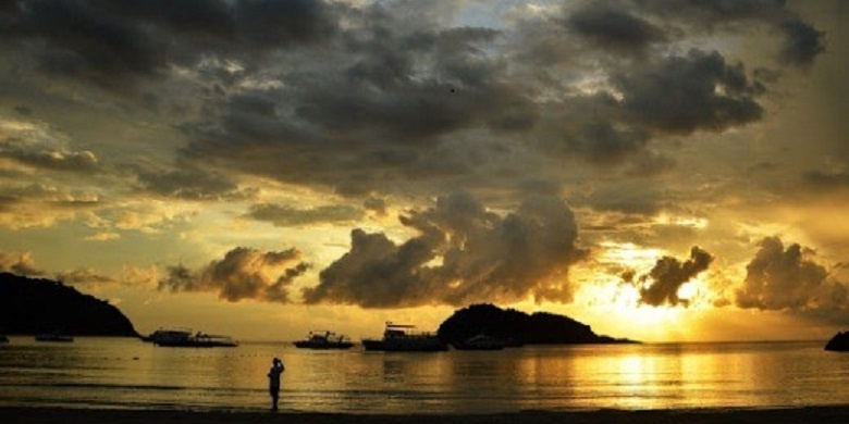 matahari terbit di pantai panjang