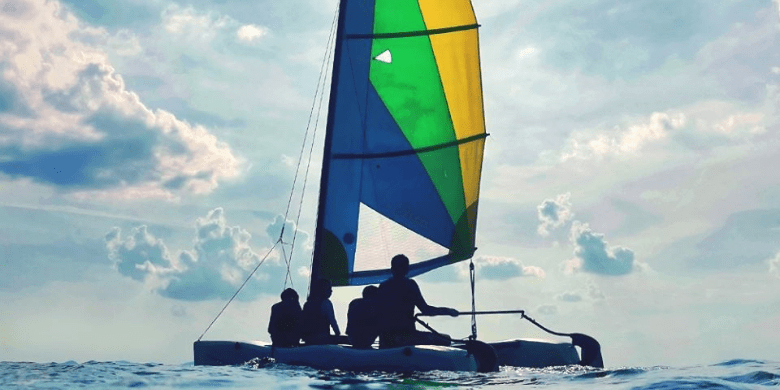 Pelayaran Kapal Layar Kecil (Hobie-Cat Sailing)