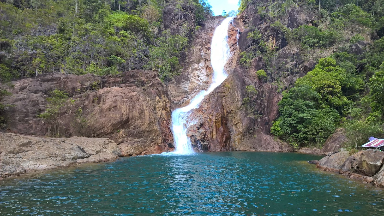 Karangan berkelah di air terjun