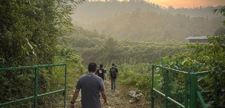 kawasan pedalaman yang dihiasi dengan awan kabus bukit